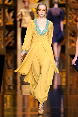 Vestido largo amarillo escote bordado Christian Dior